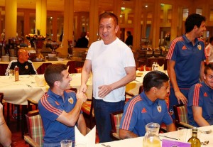 Peter Lim estrecha la mano de Gayà, jugador del Valencia CF.